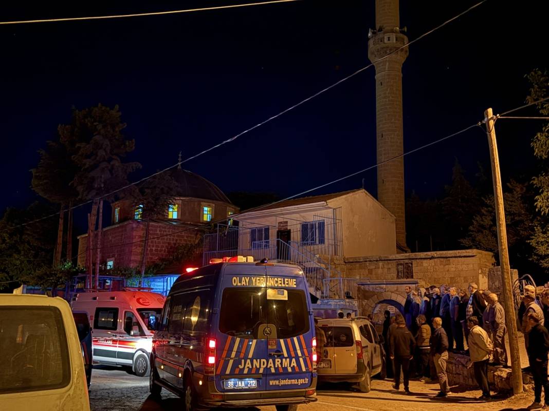 Cami cemaatine bıçaklı saldırı: 2 ölü 3